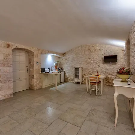 Domus Petri 1908 * Cisternino